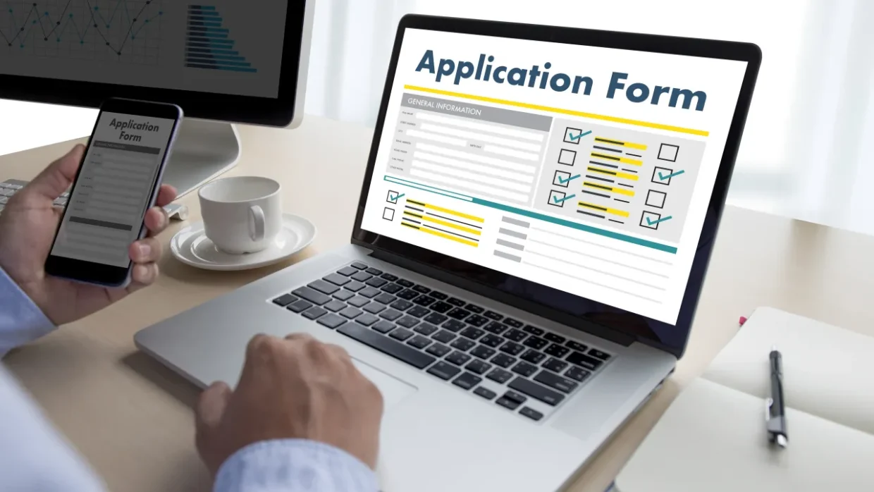 ノートPCに表示される入力フォーム